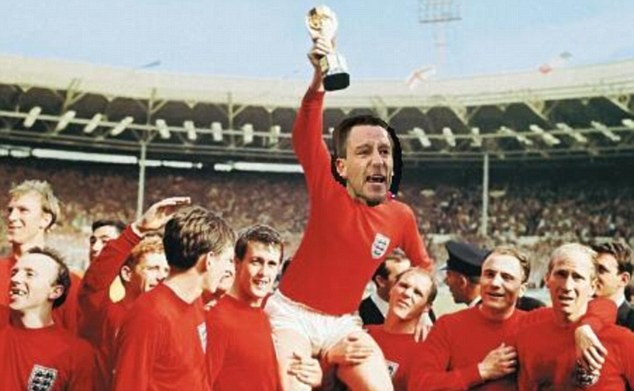 Terry thay huyền thoại Bobby Moore nâng cúp vô địch World Cup 1966.